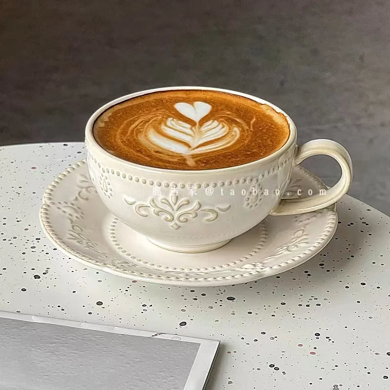 Französisches Retro-Relief-Blumenbecher- und Geschirrset, Keramik-Kaffeetasse, Nachmittagstee-Latte-Tasse, künstlerische Heimdekoration, Weihnachtsgeschenk