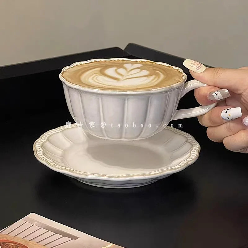 Französisches Retro-Relief-Blumenbecher- und Geschirrset, Keramik-Kaffeetasse, Nachmittagstee-Latte-Tasse, künstlerische Heimdekoration, Weihnachtsgeschenk
