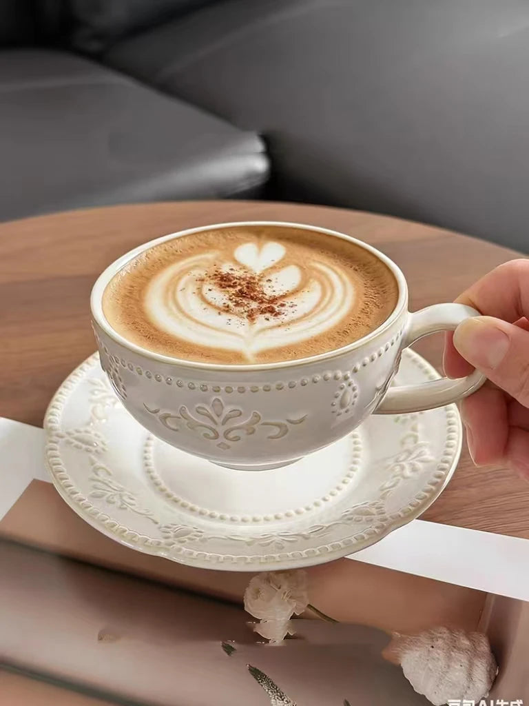 Französisches Retro-Relief-Blumenbecher- und Geschirrset, Keramik-Kaffeetasse, Nachmittagstee-Latte-Tasse, künstlerische Heimdekoration, Weihnachtsgeschenk