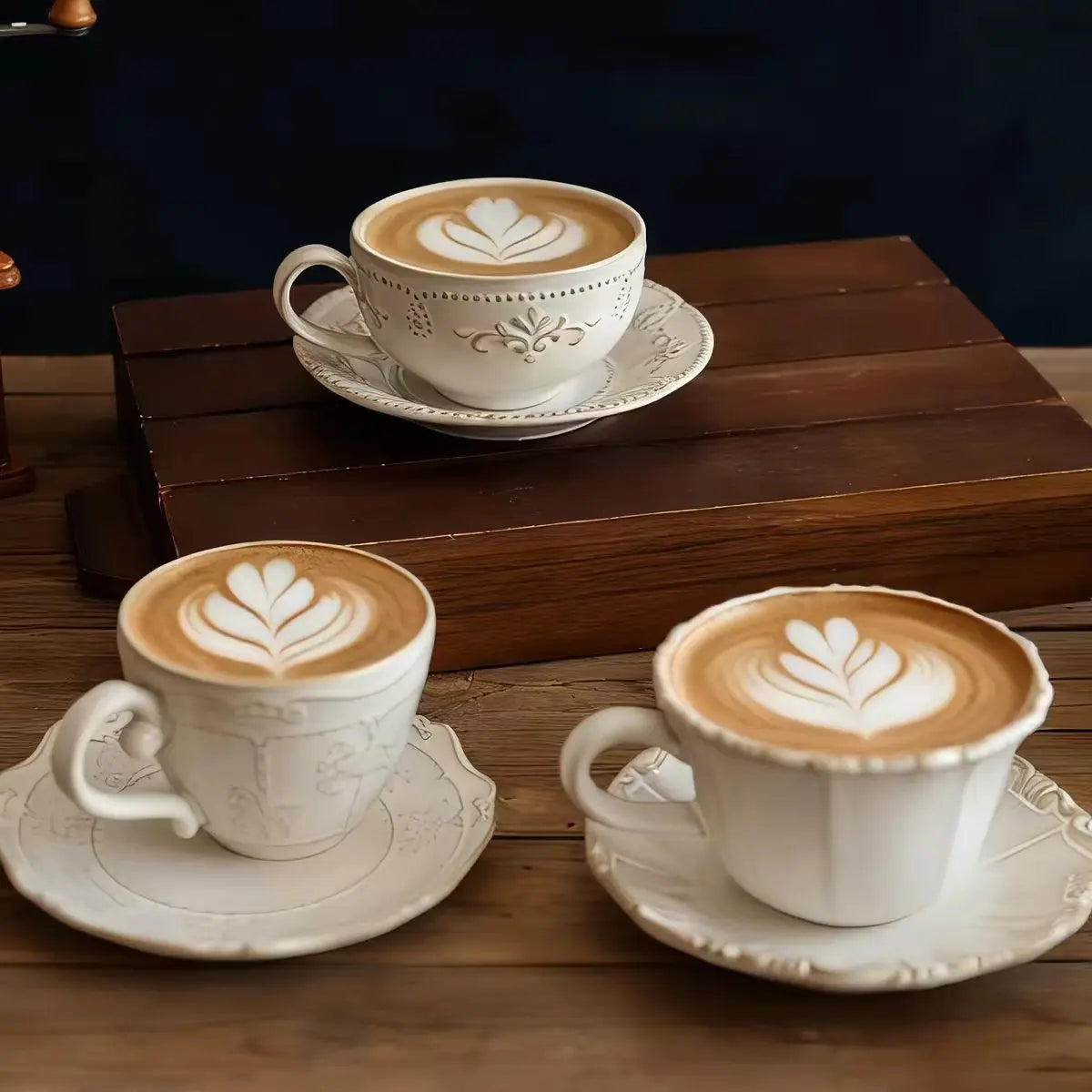 Französisches Retro-Relief-Blumenbecher- und Geschirrset, Keramik-Kaffeetasse, Nachmittagstee-Latte-Tasse, künstlerische Heimdekoration, Weihnachtsgeschenk