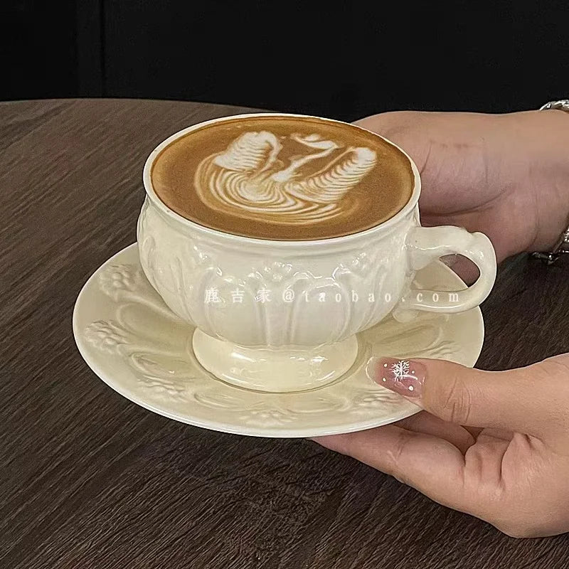 Französisches Retro-Relief-Blumenbecher- und Geschirrset, Keramik-Kaffeetasse, Nachmittagstee-Latte-Tasse, künstlerische Heimdekoration, Weihnachtsgeschenk