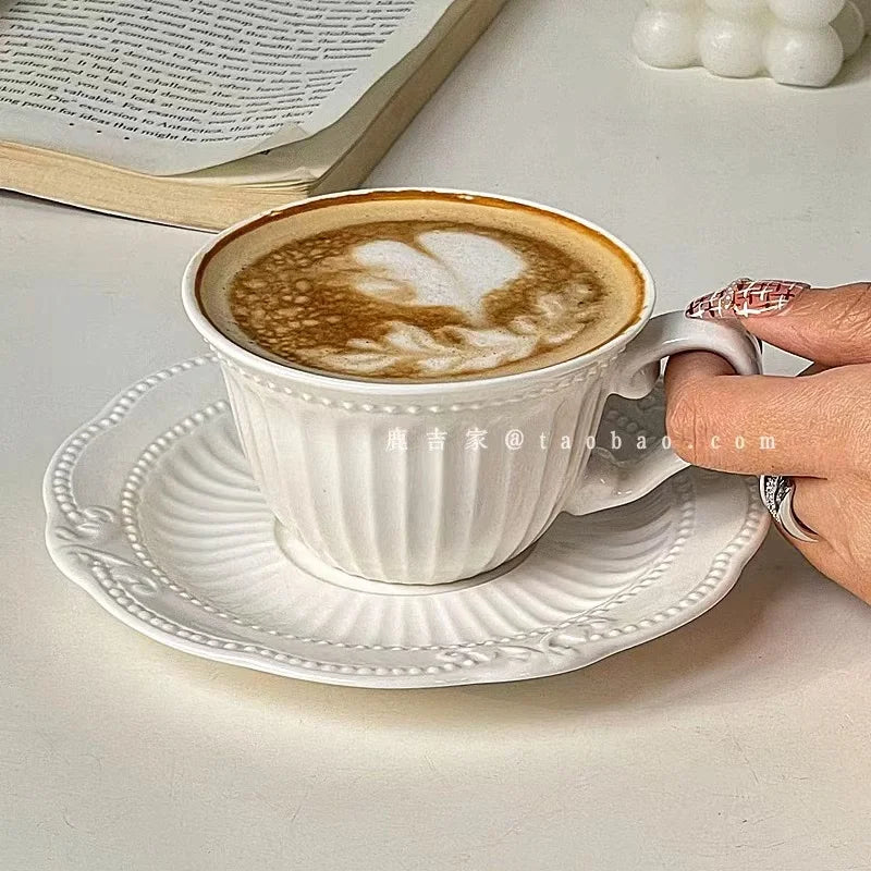 Französisches Retro-Relief-Blumenbecher- und Geschirrset, Keramik-Kaffeetasse, Nachmittagstee-Latte-Tasse, künstlerische Heimdekoration, Weihnachtsgeschenk